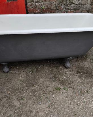 Vasca da bagno con piedini