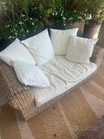 Divano con rattan e cuscinatura