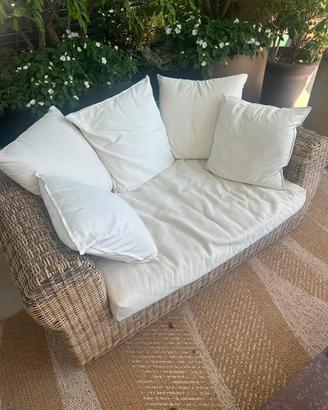 Divano con rattan e cuscinatura