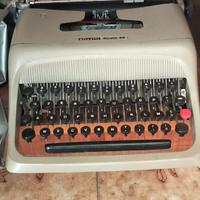 Macchina da scrivere Olivetti con custodia