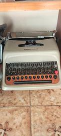 Macchina da scrivere Olivetti con custodia
