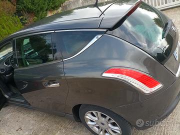 lancia delta 1.4turbo benzina/gas anno 2012