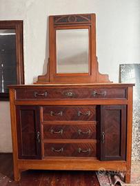Mobili vecchi, in legno massiccio.