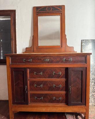 Mobili vecchi, in legno massiccio.