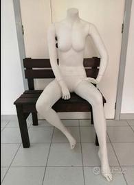 MANICHINO DONNA SEDUTO