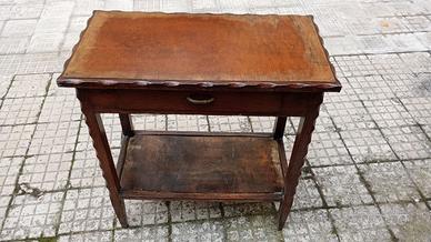 Tavolino in legno con cassetto