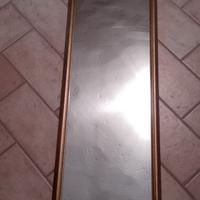 Grande specchiera con cornice in legno dorata