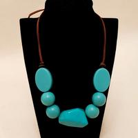 Collana etnica girocollo con cordoncino e perle