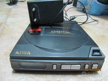 CD portatile AIWA e cellulare Motorola 8200