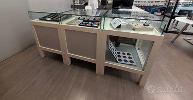 Vetrina cubica espositiva