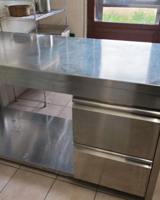 Tavolo da lavoro con cassettiera