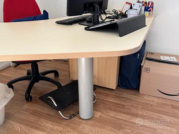 Scrivania angolare con cassettiera