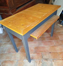 Tavolino con tagliere in legno 