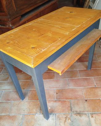 Tavolino con tagliere in legno 