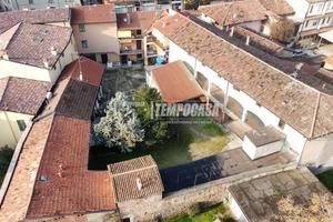 STABILE COMPLETAMENTE DA RISTRUTTURARE A BOLTIERE!