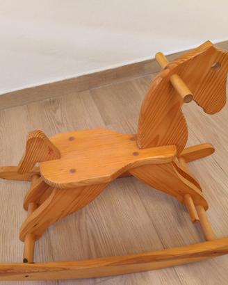 cavallo a dondolo in legno