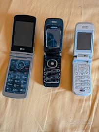 Lotto 3 Telefoni vintage a conchiglia - ROTTI