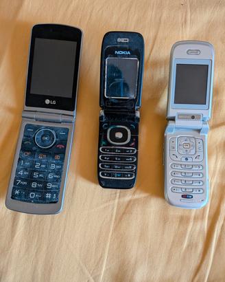 Lotto 3 Telefoni vintage a conchiglia - ROTTI