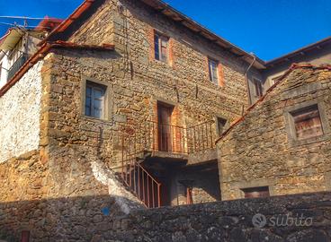 CARATTERISTICA CASETTA IN SASSO – LUNIGIANA