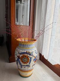Vaso in ceramica decorato.