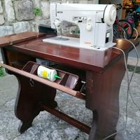 Macchina da cucire Necchi con mobile