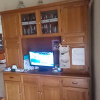 cucina in legno e vetrina