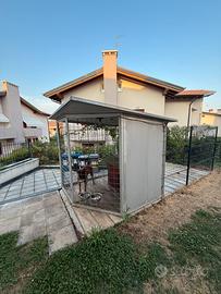 Tettoia con recinto per cane