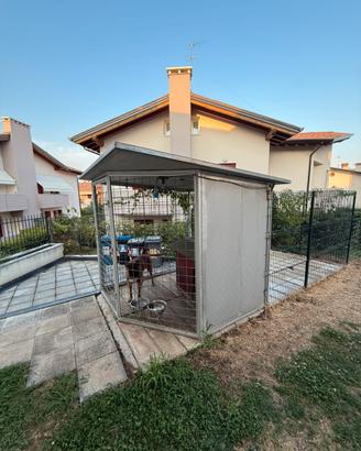 Tettoia con recinto per cane