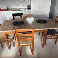 Tavolo da cucina con 4 sedie