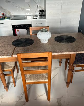Tavolo da cucina con 4 sedie