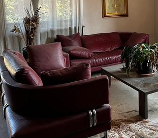 Due divani in pelle , letto con comidini