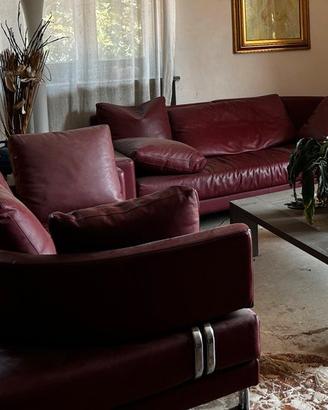 Due divani in pelle , letto con comidini