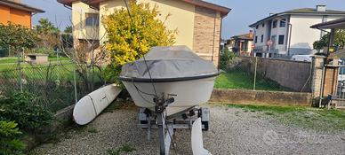 Barca a motore