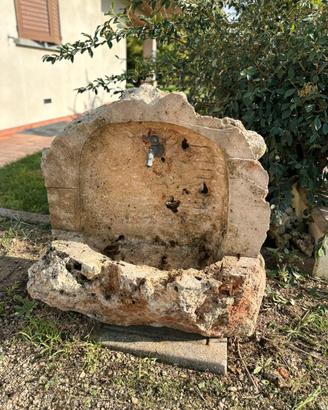 Splendido set di fontanelle in pietra antica