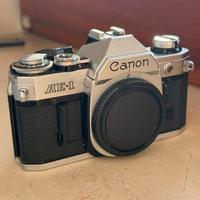 Canon AE-1 con borsa e accessori