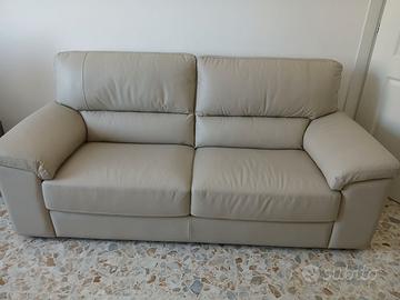 Divano in pelle poltronesofà pari al nuovo
