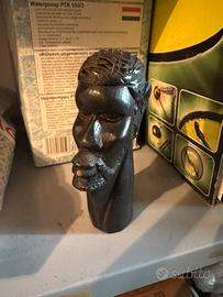 Scultura africana in legno intagliato