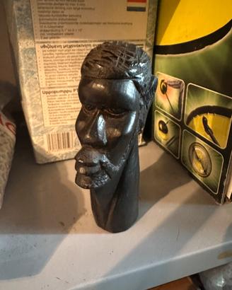 Scultura africana in legno intagliato