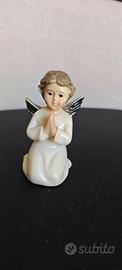 Statua angelo con mani giunte soprammobile