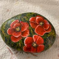 Sasso dipinto a mano: i papaveri