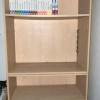 Scrivania e libreria in legno chiaro abbinate