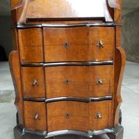 Antica cassettiera con ribaltina