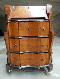 Antica cassettiera con ribaltina