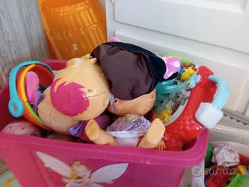 scatola piena piena di pelusche 