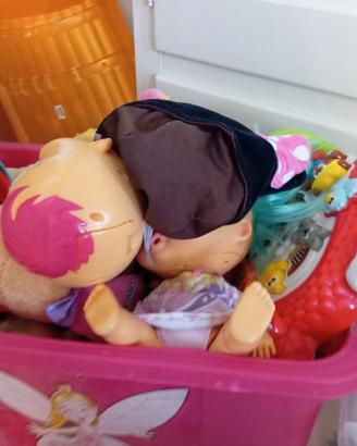 scatola piena piena di pelusche 