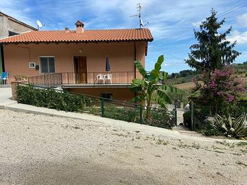 Casa bifamiliare con terreno annesso