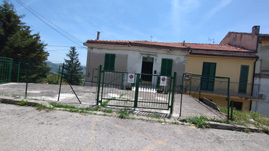 Casa singola piano strada con posto auto