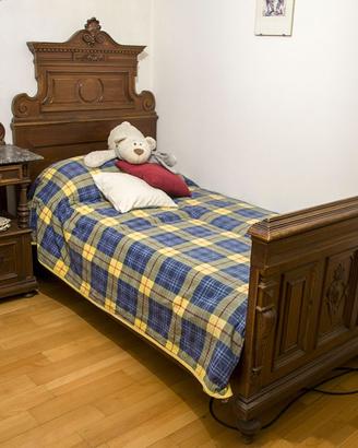 Letto singolo antico con comodino