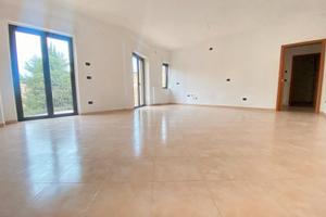 Ampio e luminoso appartamento con box e cantina