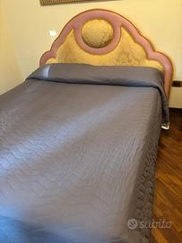 Letto matrimoniale con cuscini e materasso